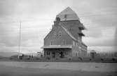 Station anlagd 1902. I samband med banans elektrifiering flyttades stationen till det nybyggda transformatorhuset 1913. Tegel byggnad.