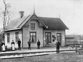 Håll och lastplats anlagd 1906. Envånings stationshus i trä