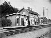 Stationen anlades 1871. Stationshuset från 1871 revs 1911 och ersattes med ett nytt i två våningar. Byggnaden moderniserades invändigt 1943. Mekanisk växelförregling. Bangården förlängdes 1929