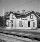 Station anlagd 1867. Stationshuset, tvåvånings i trä, renoverades fullständigt 1944-45. Bangården har byggts ut 1940 och 1948