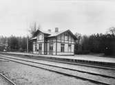 Station anlagd 1867. Stationshuset, tvåvånings i trä, renoverades fullständigt 1944-45. Bangården har byggts ut 1940 och 1948