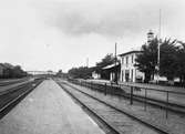 Veinge station uppfördes 1900 av Skåne - Hallands Järnväg. Putsat tvåvåningshus.