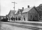 Station öppnad 1894. Från början var det en- och enhalvvånings stationshus i trä. 1908 tillkom en vinkelställd byggnad i anslutning till stationshuset. Stationen nedlagd 1959. Stationen kvar 1988 som bostadshus.