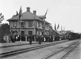 Invigning av Vetlanda - Målilla Järnväg. Provisorisk godstrafik hade startat  redan 1884. 1906 öppnades ny järnväg  för allmän trafik.