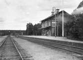 Station anlagd 1892. Tvåvånings stationshus i trä. Byggnaden blev 1923 ombyggd invändigt, och sammanbyggd med godsmagasinet. 1933 företogs en modernisering. Mekanisk växelförregling.