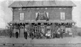 Station anlagd 1892. Tvåvånings stationshus i trä. Byggnaden blev 1923 ombyggd invändigt, och sammanbyggd med godsmagasinet. 1933 företogs en modernisering. Mekanisk växelförregling.