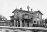 Station anlagd 1865. En- och enhalvvånings stationshus i tegel. Mekanisk växelförrgling. Arkitekt C Adelsköld.