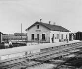 Stationen byggd 1886. Stationshuset, envånings putsat. Mekanisk växelförregling. Stationshuset nyrenoverades 1948.