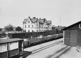 Stationen anlades 1878. Nytt magasin uppfördes 1912. Tvåvånings stationhus i sten. Rälsbussgarage med fyra portar byggdes 1945 .