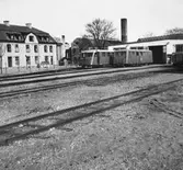 Rälsbussar utanför garaget. Rälsbussgarage med fyra portar byggdes 1945 .