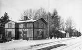 Station anlagd 1886. Tvåvånings stationshus i trä. Mekanisk växelförregling .