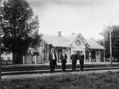 Station anlagd 1874. Envånings stationshus i trä. Mekanisk växelförregling. 
På bilden syns stationsföreståndare Br. Lundberg som var aktiv mellan 1907 och 1918.