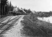 Trafikplats anlagd 1897. En- och en halv vånings stationshus i trä. Observera bromsarna som sitter uppe på de lastade vagnarna. DONJ lok 6 