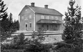 Station anlagd 1925. Tvåvånings stationshus i trä. Mekanisk växelförregling.