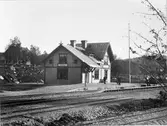 Voxna station anlades 1897. En- och en halv vånings stationshus i trä. Elektrisk växelförregling.