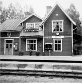 Voxna station anlades 1897. En- och en halv vånings stationshus i trä. Elektrisk växelförregling.