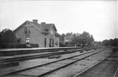 Stationen öppnades för trafik 1876. En- och en halvvånings stationshus i trä. Mekanisk växelförregling. Bangården utbyggdes 1935 och fick då tre spår i bangårdens längd samt ytterligare ett fjärde spår framför stationshuset. Sedan åren 1938-39 ombyggdes och renoverades stationen.