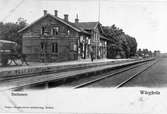 Stationshuset är ett tegelmurat stenhus. Västra stambanan från Jonsered till Vårgårda öppnades 1857.