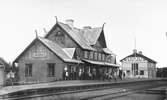 Stationen anlades 1889. Mekanisk växelförregling. Tvåvånings stationshus i trä. Arkitekten var  Adolf Edelsvärd. Stationen renoverades 1927. K-märkt 1986.