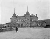 Stadens första stationshus i trä byggdes 1877. Det här stationshuset tillkom1899. Huset revs 1995.