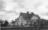 Namnet var tidigare Backa. Stationen anlades 1886. En- och enhalvvånings byggnad i tegel. Mekanisk växelförregling.