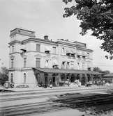 Putsat trevånings stationshus byggt 1879. Arkitekt A E Melander. K-märkt 1986.
