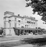 Putsat trevånings stationshus byggt 1879. Arkitekt A E Melander. K-märkt 1986.