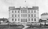 Putsat trevånings stationshus byggt 1879. Arkitekt A E Melander. K-märkt 1986. Motorverkstad o rälsbussgarage byggt 1943.
