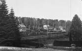 Vid stationen Västra Bodarna. Stationen anlades 1908. 1917 flyttades stationsbyggnaden vid Västra Bodarne till nuvarande plats. Mekanisk växelförregling med kontrollås.