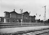 Stationen öppnad 1865. Stationshuset byggt av YEJ. Arkitekt: C Adelsköld. Tvåvånings stationshus i tegel. Mekanisk växelförregling. K-märkt 1986. Stationen hade banhall 1865 - 1930.