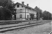 Station anlagd 1878. Tvåvånings stationshus i trä. 1948 moderniserades expeditionslokalerna. Elektrisk växelförregling.