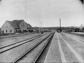 Nya stationshus byggdes 1914. Ny station öppnades 1915 för trafiken.