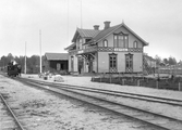 Station anlagd 1897.- och en och enhalvvånings stationshus i trä. Före 1899 var namnet Hamrånge.