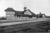 Ny station byggd 1903-04 öster om spåret, arkitekt Folke Zettervall. Sammanbyggt med ställverk, som revs på 1930-talet. Bostadshus väster om banan. Mekanisk växelförregling.