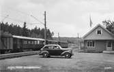 Stationen anlades 1905. Första namnet var Runö. Ombyggdes 1943 varvid väntsal och bagagerum tillkom. Samtidigt flyttades och tillbyggdes godsmagasinet. Bangården har mekansik växelförregling. Stationshuset i trä i en våning.