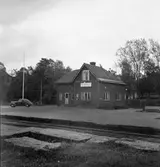 Håll- och lastplats anlagd 1911. Envånings stationshus i trä, byggt i vinkel. Tjänstelokalen och bostadslägenheten reparerades 1947-48.