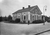 Järnvägen öppnad 1857. Trafikplats anlagd 1897. Stationshuset, en våning i tegel. Mekanisk växelförregling.