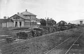Ånge station öppnades 1878. Tvåvånings stationshus i trä . Stationen under byggnad.