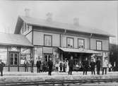 Station anlagd 1881. Tvåvånings stationshus i trä. Arkitekten var Edelsvärd. Mekanisk växelförregling.1943 moderniserades expeditionslokalerna, tillbyggdes bagageutrymme och inreddes byggnaden med moderna bekvämligheter. Stationshus K-märkt 1986.