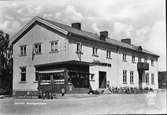 Station anlagd 1928. Tvåvånings stationshus i trä.