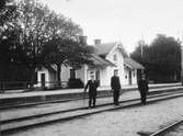 Trafikplats anlagd 1874. En- och enhalvvånings putsad stationsbyggning. Mekanisk växelförregling. På bilden syns stationsföreståndare Martin Björklund som var aktiv under perioden 1914-1919.