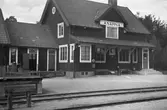 Station anlagd 1916. Tvåvånings stationshus i trä, sammanbyggt med godsmagasinet.