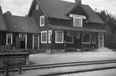 Station anlagd 1916. Tvåvånings stationshus i trä, sammanbyggt med godsmagasinet.