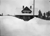 Hållplats anlagd 1910. En- och enhalvvånings stationshus i trä.
