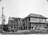 Inflyttning av ställverk. 1921 tillbyggdes norra och södra ändarna, varvid plats bereddes för postkontoret i stationens södra del. Envånings stationshus i sten. Mekanisk växelförregling med två ställverk och en stationsblockapparat .