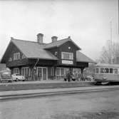 Älvdalens station anlades 1898. En- och enhalvvånings stationshus i rundhyvlat timmer. Huset är ritat av arkitekten Ferdinand Boberg, som fått inspiration från Anders Zorn. Byggnaden renoverades invändigt 1939.