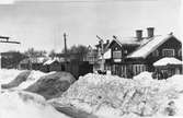 Älvdalens station anlades 1898. En- och enhalvvånings stationshus i rundhyvlat timmer. Huset är ritat av arkitekten Ferdinand Boberg, som fått inspiration från Anders Zorn. Byggnaden renoverades invändigt 1939.