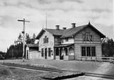 Stationen uppförd 1874. 1935 moderniserades expeditionslokalerna och bangården har förlängts ca 100 m. Eldrift 1937.