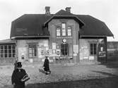 Stationen öppnades 1879. Stationshuset var då ett tvåvånings trähus med bostadslägenhet i övervåningen. 1917 byggdes ett nytt stationshus. Bangården har byggts om flera gånger. Elektriskt ställverk 1938.