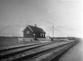 Hållplats anlagd 1934. Envånings litet stationshus i trä